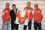 Casey Stoner, J.C. Perez (von Shell), Claudio Domenicali und Marco Melandri (Ducati)