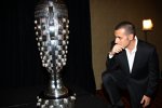 Dario Franchitti und die Borg-Warner-Trophäe in einem ruhigen Moment