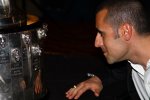 Dario Franchitti betrachtet sein Gesicht auf der Borg-Warner-Trophäe