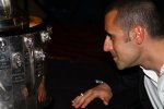 Dario Franchitti betrachtet sein Gesicht auf der Borg-Warner-Trophäe