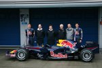 David Coulthard, Adrian Newey (Technischer Direktor), Christian Horner (Teamchef), Geoff Willis (Technischer Direktor), Rob White (Motorenchef) und Mark Webber (Red Bull) 