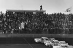 Zieleinflauf 1959: Lee Petty (mitte) gewinnt knapp vor Johnny Beauchamp - oben ein Überrundeter