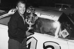 Lee Petty mit dem Siegerpokal 1959