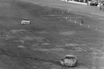 1976: David Pearson (hinten) schlägt Richard Petty trotz Crash