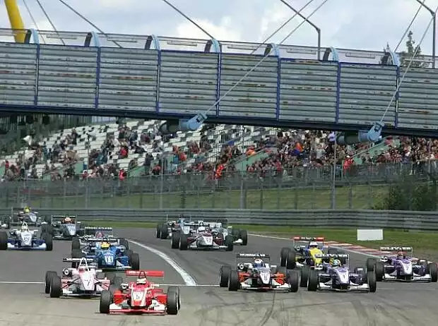 Titel-Bild zur News: Start am Nürburgring, Formel 3 Cup