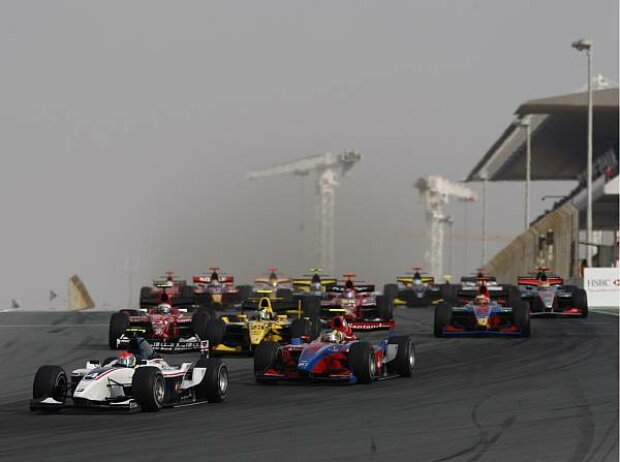 Romain Grosjean vor Bruno Senna Romain Grosjean vor Bruno Senna