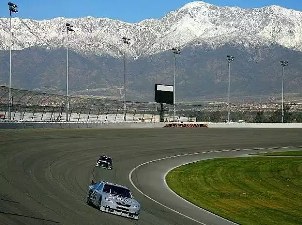A.J. Allmendinger Denny Hamlin Fontana Titel-Bild zur News: A.J. Allmendinger Denny Hamlin Fontana