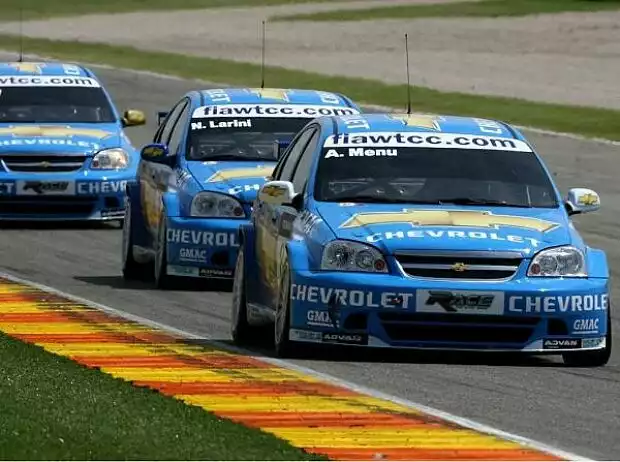 Alain Menu vor Nicola Larini und Robert Huff Titel-Bild zur News: Alain Menu vor Nicola Larini und Robert Huff