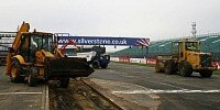 Bau der neuen Boxenmauer in Silverstone