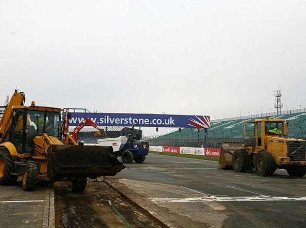 Titel-Bild zur News: Bau der neuen Boxenmauer in Silverstone