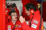 Chris Dyer und Luca Baldisserri (Chefingenieur) (Ferrari)