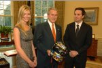 Jimmie Johnson übergibt gemeinsam mit Ehefrau Chandra einen Rennhelm an George W. Bush