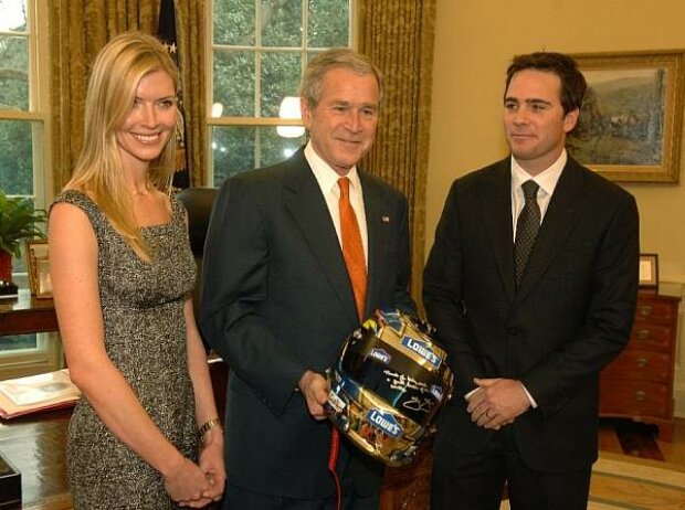 Chandra und Jimmie Johnson mit George W. Bush