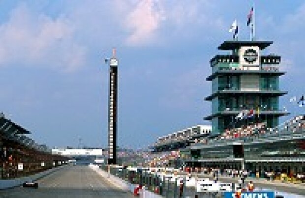 Titel-Bild zur News: Blick auf die Start-Ziel-Gerade des Indianapolis Motor Speedway