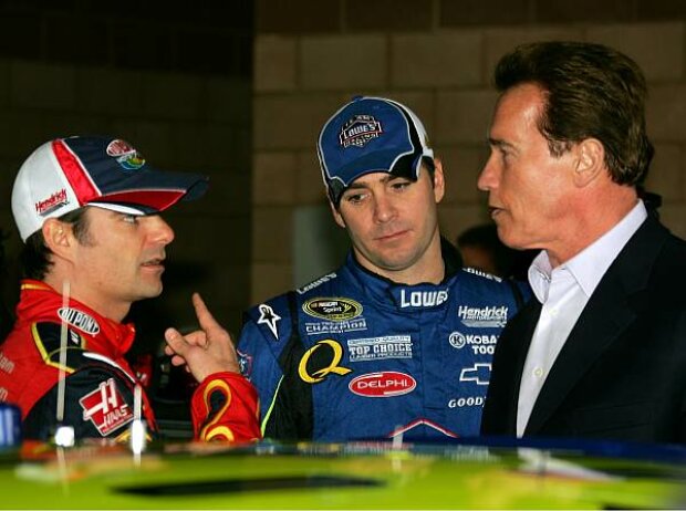 Jeff Gordon, Jimmie Johnson und Arnold Schwarzenegger