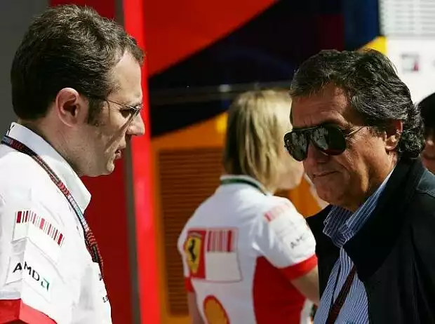 Stefano Domenicali (Sportlicher Leiter) ; Giancarlo Minardi Titel-Bild zur News: Stefano Domenicali (Sportlicher Leiter) ; Giancarlo Minardi