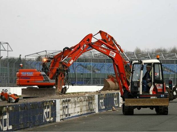 Titel-Bild zur News: Silverstone Boxenmauer