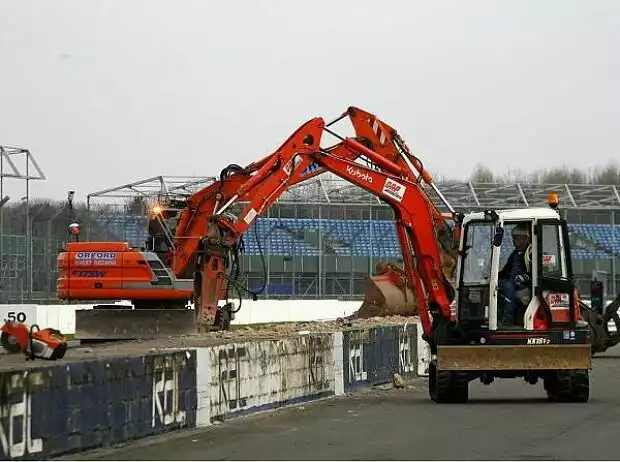 Silverstone Boxenmauer Titel-Bild zur News: Silverstone Boxenmauer