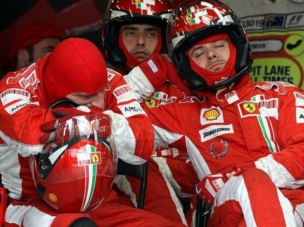 Titel-Bild zur News: Ferrari-Mechaniker