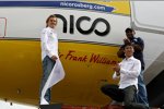 Nico Rosberg und Kazuki Nakajima enthüllen die Air Asia Maschine 