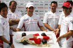 Kamui Kobayashi, Timo Glock und Jarno Trulli (Toyota) - ein nachträglicher Geburtstagskuchen für Glock