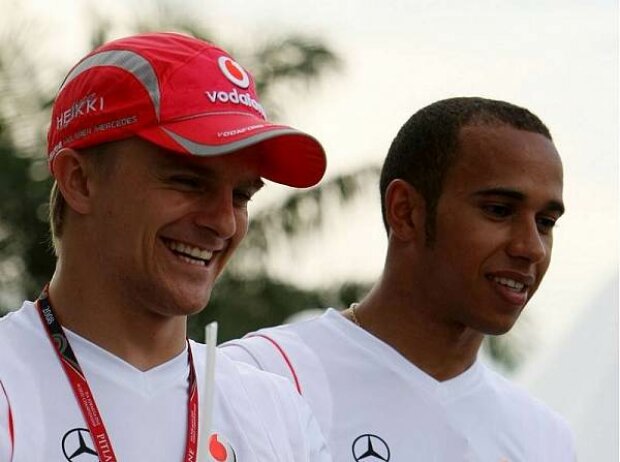 Titel-Bild zur News: Heikki Kovalainen und Lewis Hamilton