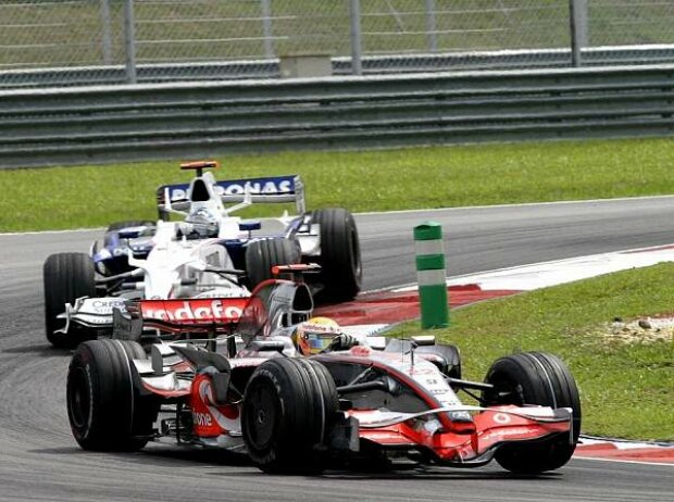 Titel-Bild zur News: Lewis Hamilton vor Nick Heidfeld