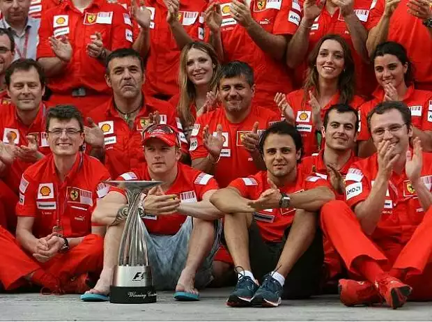 Titel-Bild zur News: Kimi Räikkönen, Felipe Massa und das Ferrari-Team
