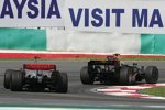 Lewis Hamilton (McLaren-Mercedes) hinter Mark Webber (Red Bull) 