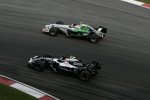 Kazuki Nakajima (Williams) im Kampf mit Rubens Barrichello (Honda F1 Team) 