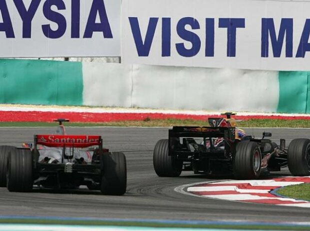 Mark Webber vor Lewis Hamilton