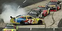 Bild zum Inhalt: Crashfestival: Denny Hamlin schlägt Jeff Gordon