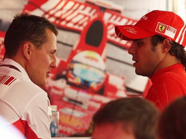 Titel-Bild zur News: Michael Schumacher mit Felipe Massa
