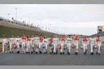 Von Links nach Rechts: Mathias Lauda, Ralf Schumacher, Gary Paffett, Martin Tomczyk, Markus Winkelhock, Jamie Green, Paul di Resta, Oliver Jarvis, Susie Stoddart, Katherine Legge, Maro Engel, Timo Scheider, Bruno Spengler, Alexandre Prémat, Tom Kristensen, Bernd Schneider und Mike Rockenfeller