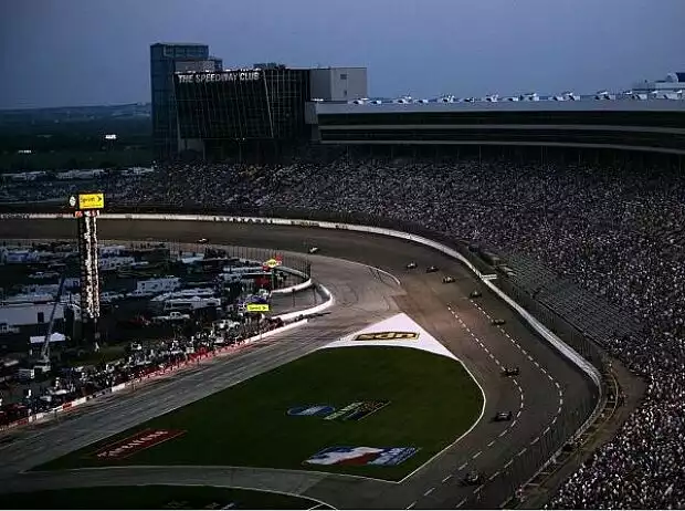 Titel-Bild zur News: Texas Motor Speedway bei Nacht