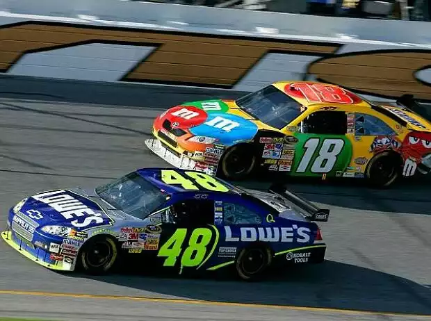 Jimmie Johnson Kyle Busch Titel-Bild zur News: Jimmie Johnson Kyle Busch