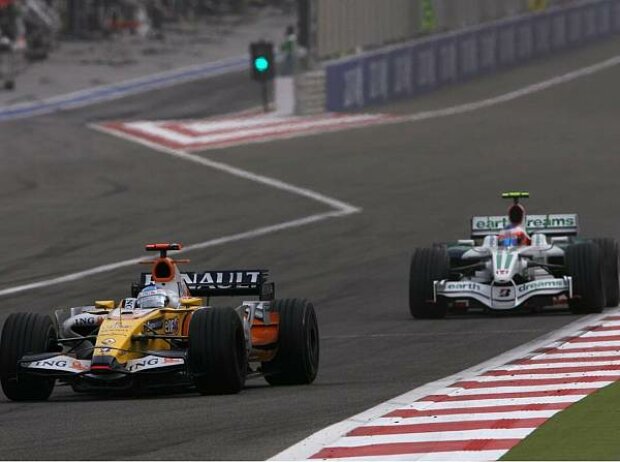 Titel-Bild zur News: Fernando Alonso vor Rubens Barrichello