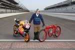 Nicky Hayden (Honda) mit neuer und alter Maschine