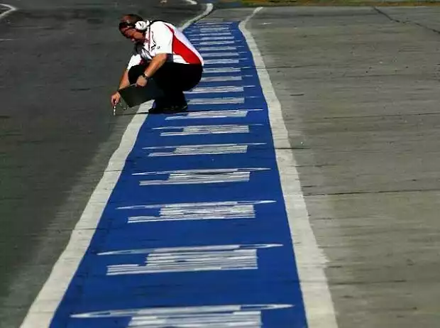 Titel-Bild zur News: Allianz-Werbung in der Boxengasse