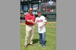  J.J. Yeley beim Baseball-Spiel der Arizona Diamondbacks mit Hall-of-Fame-Chef Jeff Moorad 