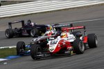 Jules Bianchi () vor Niall Breen (Manor) 