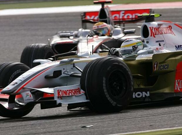 Giancarlo Fisichella vor Lewis Hamilton Giancarlo Fisichella vor Lewis Hamilton