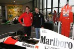 Helio Castroneves und Tony Kanaan vor dem McLaren von Ayrton Senna