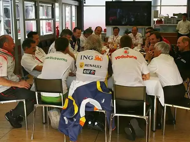 Titel-Bild zur News: Meeting der Teamchefs