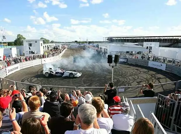 Titel-Bild zur News: BMW Sauber F1 Team Pit Lane Park