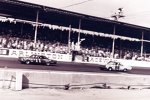 1965: Ned Jarrett gewinnt mit 14 Runden Vorsprung vor Buck Baker