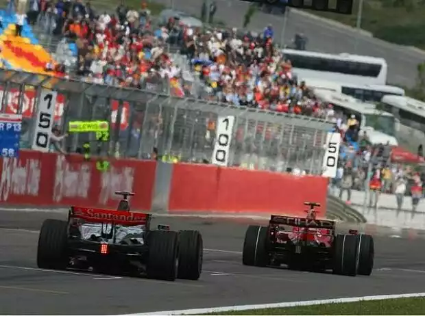 Lewis Hamilton hinter Felipe Massa Titel-Bild zur News: Lewis Hamilton hinter Felipe Massa