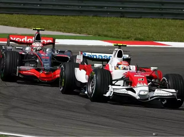 Titel-Bild zur News: Timo Glock vor Heikki Kovalainen