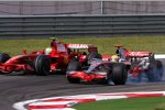 Lewis Hamilton (McLaren-Mercedes) geht an Felipe Massa (Ferrari) vorbei