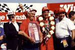 1985: Darell Waltrip feiert mit Owner Junior Johnson